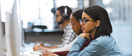 Studierende bei der Arbeit am Computer