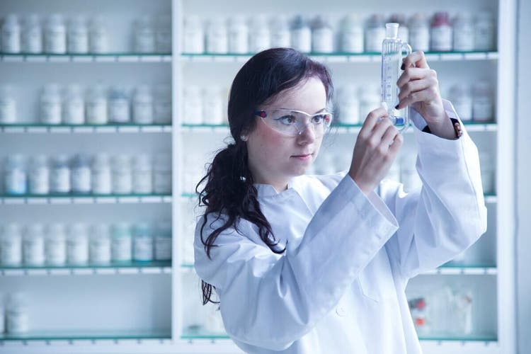 14 Nov 2014 --- Young female scientist working in a biochemistry labroratory --- Image by © Sigrid Gombert/Westend61/Corbis